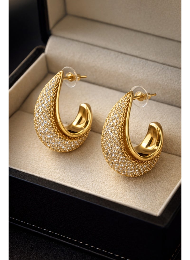 ثري دايموندز حلق حريمي نصف دائري مطلي دهب بفصوص لامعة، تصميم فاخر وكبير يبرز جمال الإطلالة - Image 1